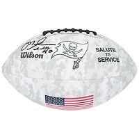 Mike Alstott, joueur de football américain des Tampa Bay Buccaneers, a dédicacé le Salute To Service 2024 de Wilson.