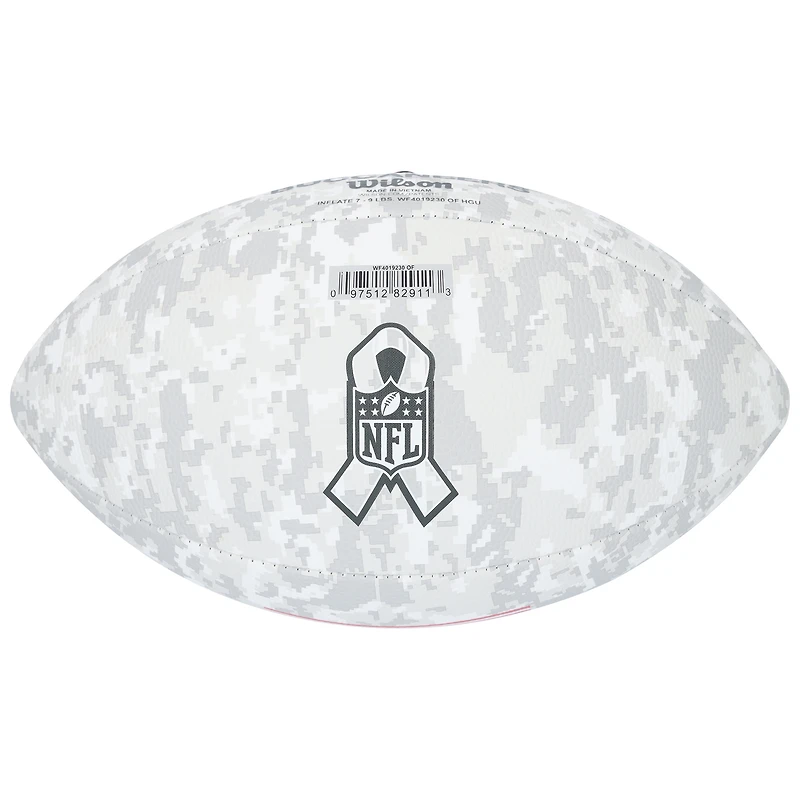 Mike Alstott, joueur de football américain des Tampa Bay Buccaneers, a dédicacé le Salute To Service 2024 de Wilson.