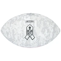 Mike Alstott, joueur de football américain des Tampa Bay Buccaneers, a dédicacé le Salute To Service 2024 de Wilson.