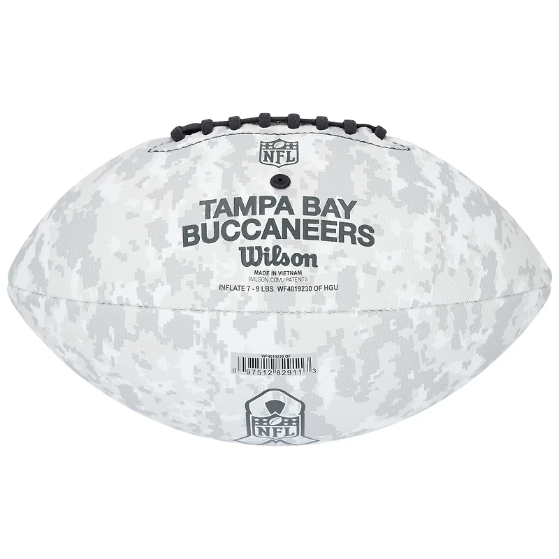 Mike Alstott, joueur de football américain des Tampa Bay Buccaneers, a dédicacé le Salute To Service 2024 de Wilson.
