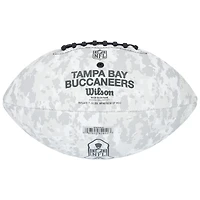 Mike Alstott, joueur de football américain des Tampa Bay Buccaneers, a dédicacé le Salute To Service 2024 de Wilson.