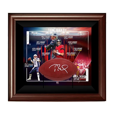 Tom Brady Tampa Bay Buccaneers 28" x 25" x 8" Record de verges par la passe de tous les temps de la NFL Shadowbox avec ballon de football professionnel Duke autographié
