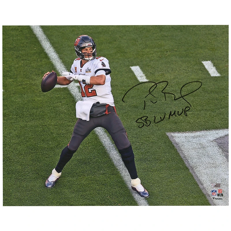 Photo dédicacée de Tom Brady, des Buccaneers de Tampa Bay, lors de la victoire au Super Bowl LV (champions), format 40 x 50 cm, avec inscription « LV MVP ».