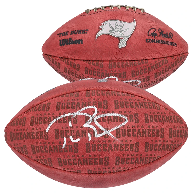 Ballon de football Duke Showcase autographié par Tom Brady des Buccaneers de Tampa Bay