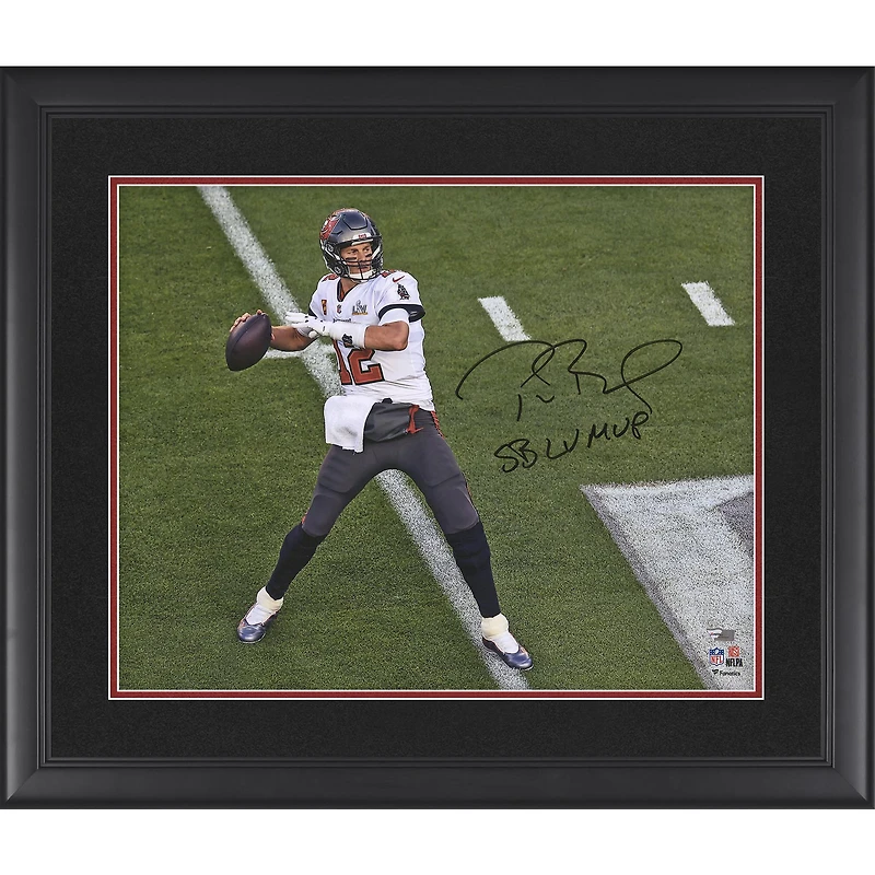 Photographie encadrée dédicacée de Tom Brady des Buccaneers de Tampa Bay 16" x 20" du Super Bowl LV avec l'inscription "SB LV MVP"