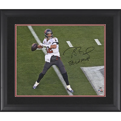 Photographie encadrée dédicacée de Tom Brady des Buccaneers de Tampa Bay 16" x 20" du Super Bowl LV avec l'inscription "SB LV MVP"