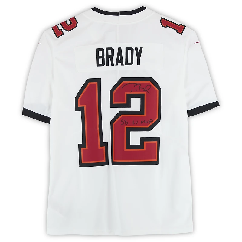 Maillot Nike blanc dédicacé par Tom Brady des Tampa Bay Buccaneers avec inscription « SB LV MVP »