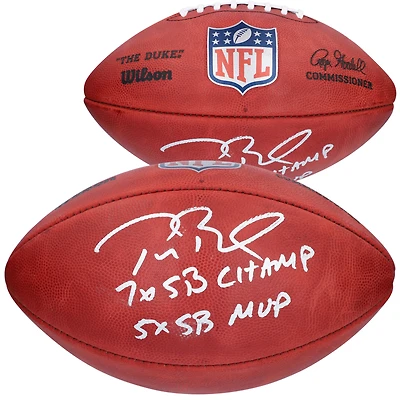 Ballon de football Wilson Duke dédicacé par Tom Brady des Tampa Bay Buccaneers avec les inscriptions « 7x SB Champ » et « 5x SB MVP »
