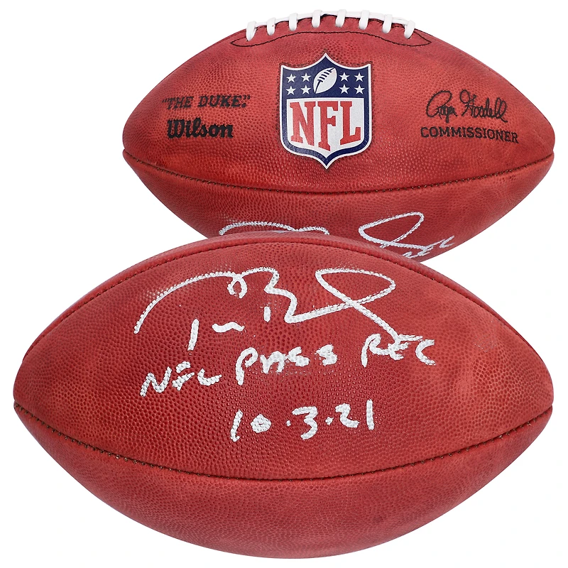 Ballon de football américain Wilson Duke Pro en couleur, autographié par Tom Brady (Buccaneers de Tampa Bay), avec inscription « NFL Pass Rec 10/3/21 ».