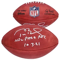 Ballon de football américain Wilson Duke Pro en couleur, autographié par Tom Brady (Buccaneers de Tampa Bay), avec inscription « NFL Pass Rec 10/3/21 ».