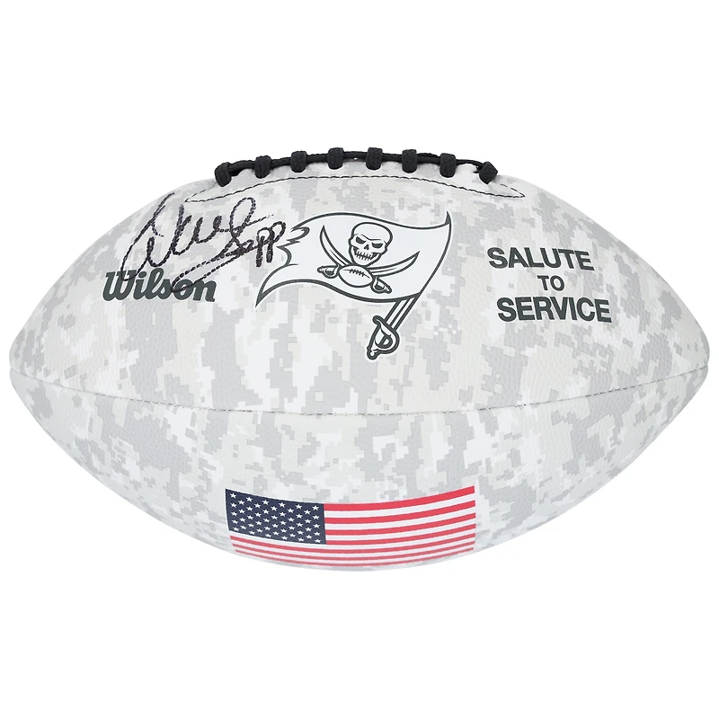 Warren Sapp, joueur des Tampa Bay Buccaneers, a dédicacé le Salute To Service 2024 de Wilson Football.