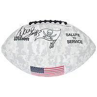 Warren Sapp, joueur des Tampa Bay Buccaneers, a dédicacé le Salute To Service 2024 de Wilson Football.