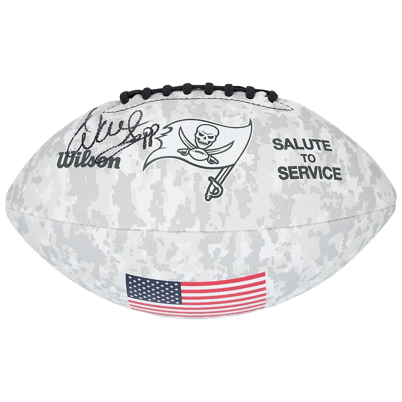 Warren Sapp, joueur des Tampa Bay Buccaneers, a dédicacé le Salute To Service 2024 de Wilson Football.