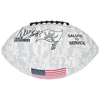 Warren Sapp, joueur des Tampa Bay Buccaneers, a dédicacé le Salute To Service 2024 de Wilson Football.