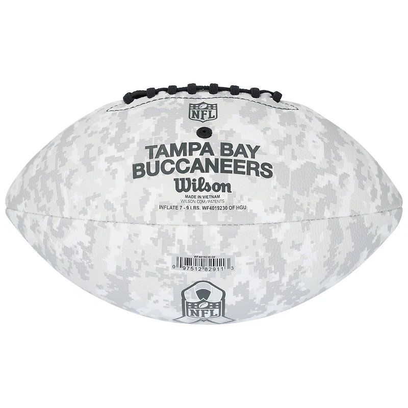 Warren Sapp, joueur des Tampa Bay Buccaneers, a dédicacé le Salute To Service 2024 de Wilson Football.