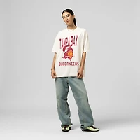 T-shirt boyfriend Mitchell & Ness crème pour femme, logo Tampa Bay Buccaneers