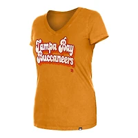 T-shirt à col en V bas orange Tampa Bay Buccaneers New Era pour femme