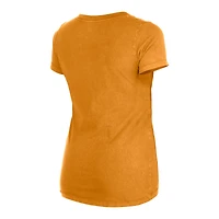 T-shirt à col en V bas orange Tampa Bay Buccaneers New Era pour femme