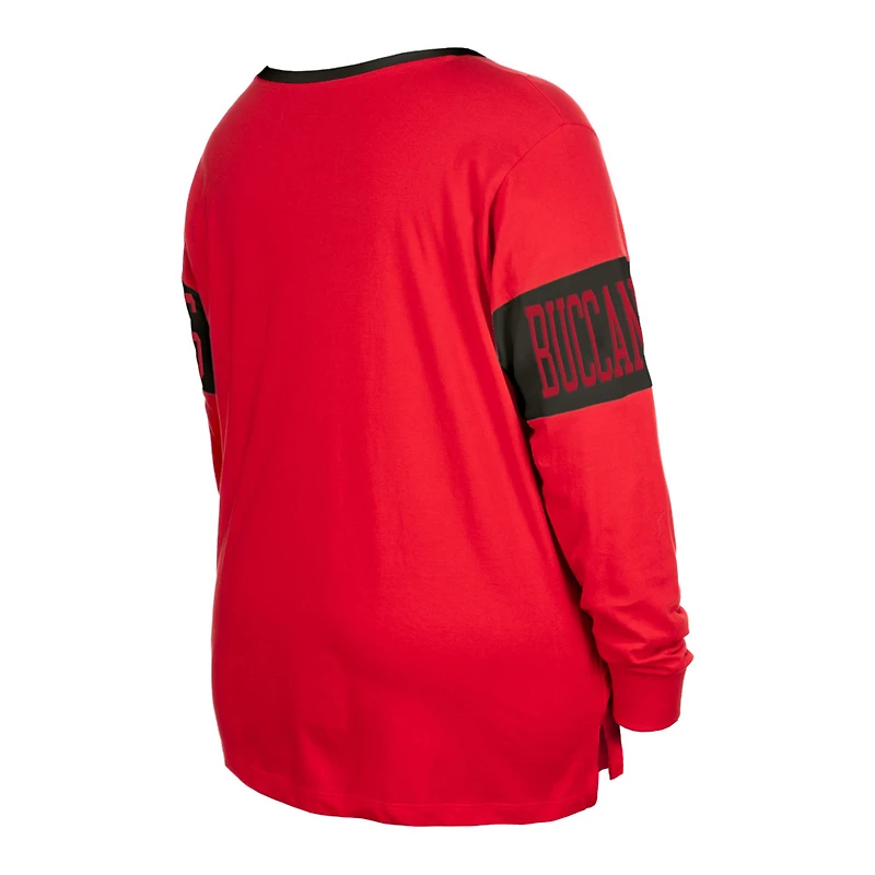 T-shirt à manches longues col cranté et lacets Tampa Bay Buccaneers New Era rouge pour femme