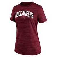 T-shirt Nike Tampa Bay Buccaneers Sideline Velocity Lockup Performance pour femme - Rouge