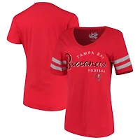 T-shirt à col en V Triple Play des Buccaneers de Tampa Bay Touch rouge pour femme