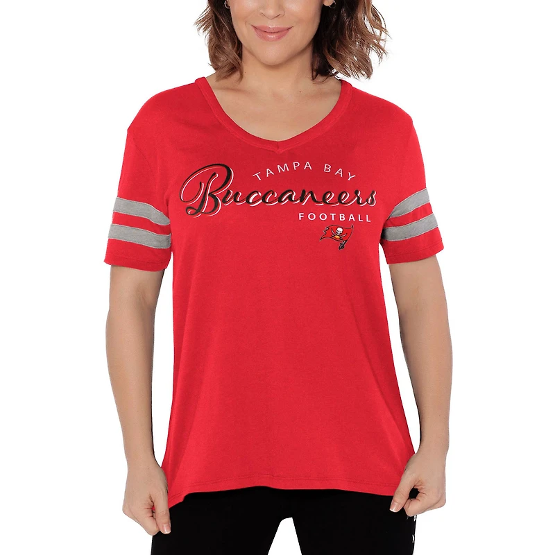 T-shirt à col en V Triple Play des Buccaneers de Tampa Bay Touch rouge pour femme