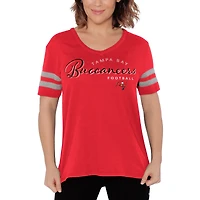 T-shirt à col en V Triple Play des Buccaneers de Tampa Bay Touch rouge pour femme