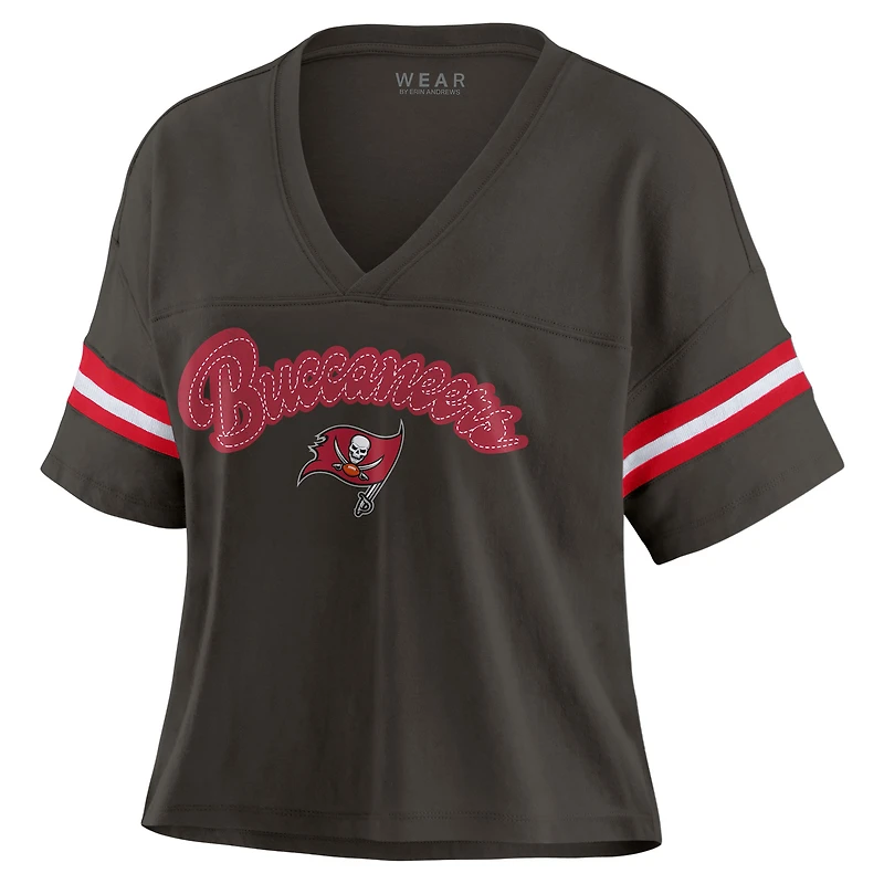 T-shirt à col en V blocs de couleurs et imprimé étain Tampa Bay Buccaneers pour femme par Erin Andrews
