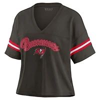 T-shirt à col en V blocs de couleurs et imprimé étain Tampa Bay Buccaneers pour femme par Erin Andrews