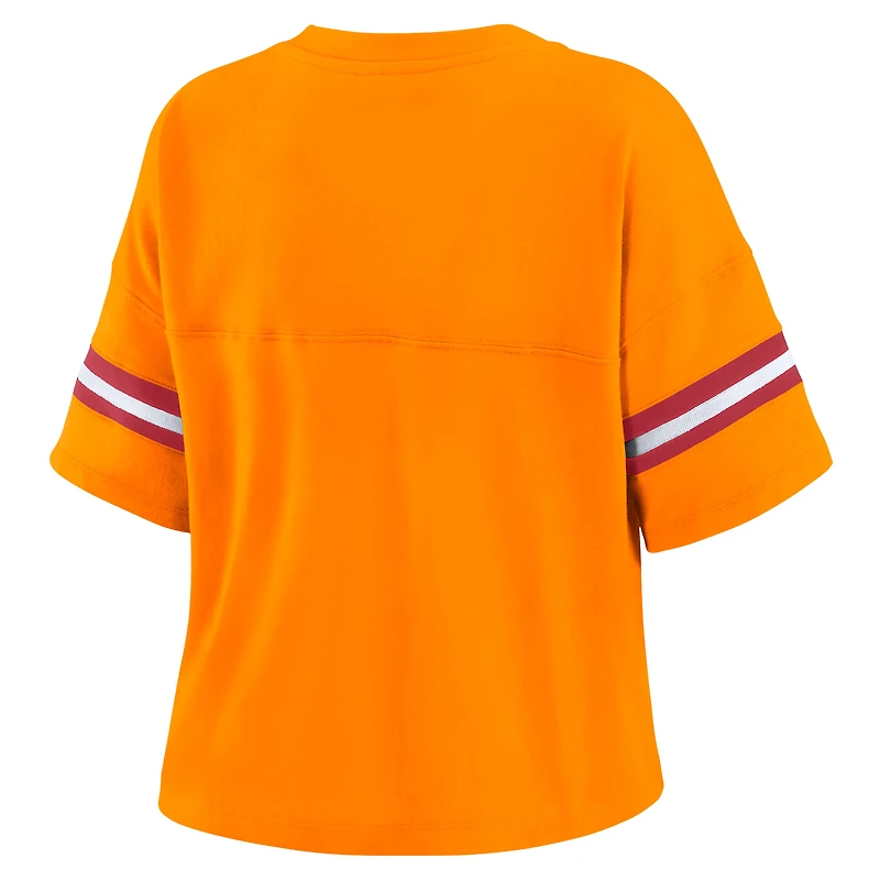 T-shirt à col en V blocs de couleurs et imprimé étain Tampa Bay Buccaneers pour femme par Erin Andrews