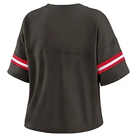 T-shirt à col en V blocs de couleurs et imprimé étain Tampa Bay Buccaneers pour femme par Erin Andrews