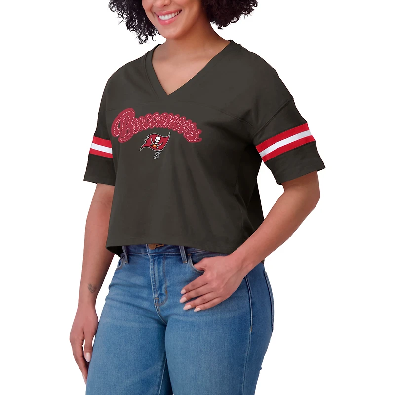 T-shirt à col en V blocs de couleurs et imprimé étain Tampa Bay Buccaneers pour femme par Erin Andrews