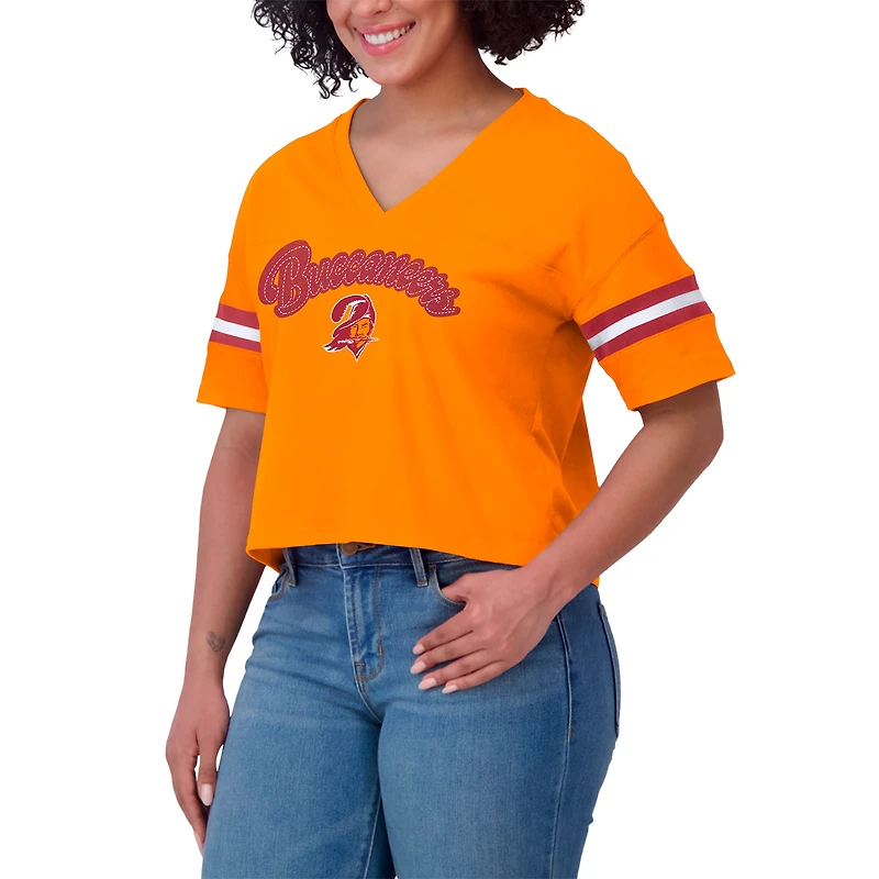 T-shirt à col en V blocs de couleurs et imprimé étain Tampa Bay Buccaneers pour femme par Erin Andrews