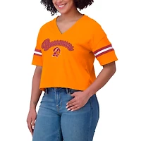 T-shirt à col en V blocs de couleurs et imprimé étain Tampa Bay Buccaneers pour femme par Erin Andrews