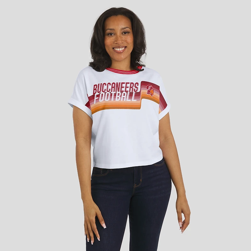 T-shirt court à rayures centrales blanc pour femme WEAR by Erin Andrews des Buccaneers de Tampa Bay