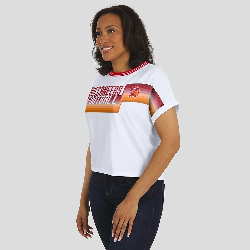 T-shirt court à rayures centrales blanc pour femme WEAR by Erin Andrews des Buccaneers de Tampa Bay