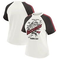 T-shirt raglan blanc à rayures et manches vieillies pour femme WEAR by Erin Andrews des Buccaneers de Tampa Bay