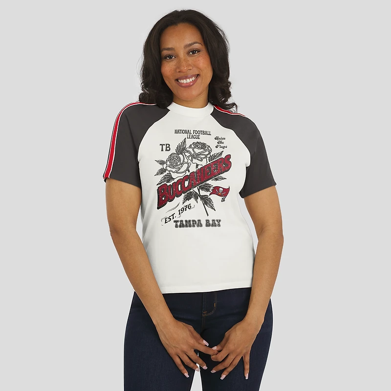 T-shirt raglan blanc à rayures et manches vieillies pour femme WEAR by Erin Andrews des Buccaneers de Tampa Bay