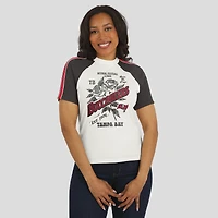 T-shirt raglan blanc à rayures et manches vieillies pour femme WEAR by Erin Andrews des Buccaneers de Tampa Bay