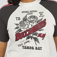 T-shirt raglan blanc à rayures et manches vieillies pour femme WEAR by Erin Andrews des Buccaneers de Tampa Bay
