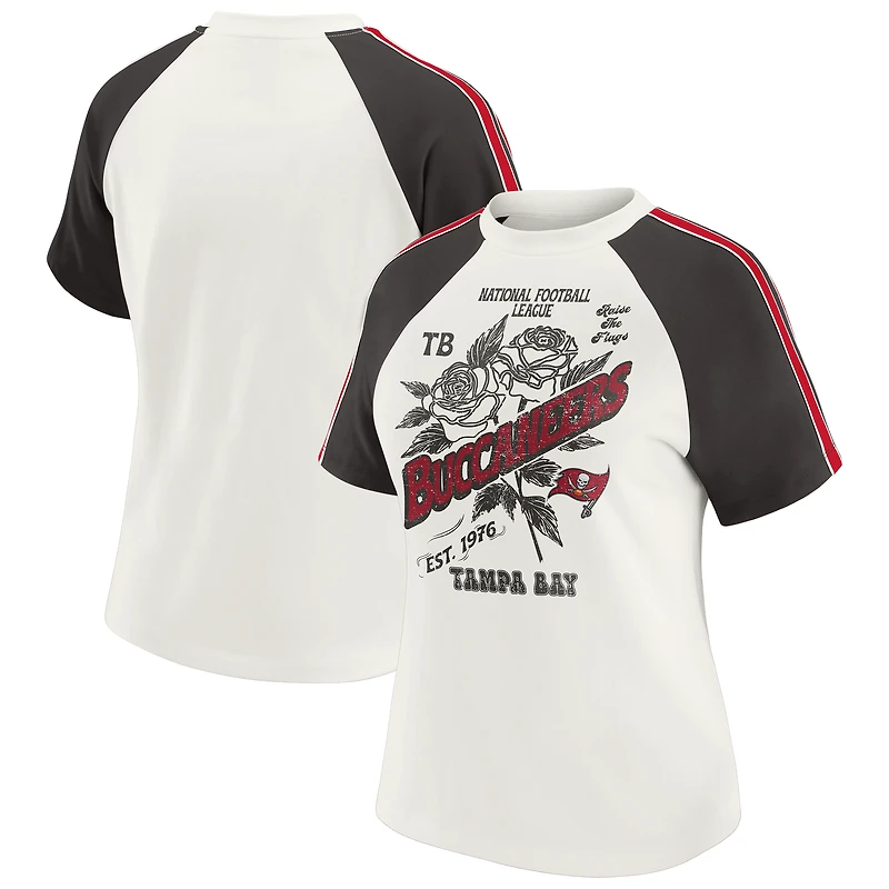 T-shirt raglan blanc à rayures et manches vieillies pour femme WEAR by Erin Andrews des Buccaneers de Tampa Bay