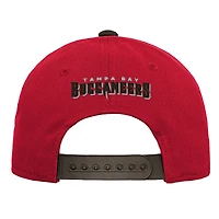 Casquette ajustable pré-courbée rouge des Buccaneers de Tampa Bay pour jeunes Outerstuff