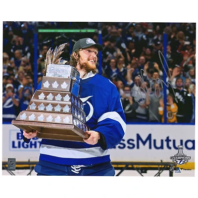 Photo autographiée d'Andrei Vasilevskiy, joueur du Lightning de Tampa Bay, champion de la Coupe Stanley 2021 (40,6 x 50,8 cm), lors de la remise du trophée Conn Smythe.