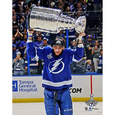 Anthony Cirelli, joueur du Lightning de Tampa Bay, champion la Coupe Stanley 2021 (photo non signée), brandissant le trophée