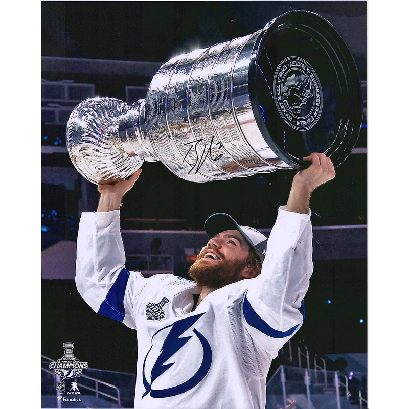 Photo autographiée de Brayden Point, joueur du Lightning de Tampa Bay, 40 x 50 cm (16 x 20 pouces), lors de la victoire des champions de la Coupe Stanley 2020.