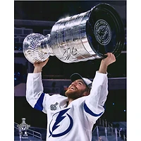 Photo autographiée de Brayden Point, joueur du Lightning de Tampa Bay, 40 x 50 cm (16 x 20 pouces), lors de la victoire des champions de la Coupe Stanley 2020.