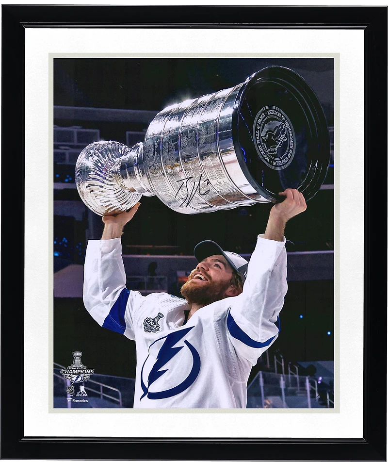 Photo autographiée de Brayden Point, joueur du Lightning de Tampa Bay, 40 x 50 cm (16 x 20 pouces), lors de la victoire des champions de la Coupe Stanley 2020.