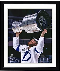 Photo autographiée de Brayden Point, joueur du Lightning de Tampa Bay, 40 x 50 cm (16 x 20 pouces), lors de la victoire des champions de la Coupe Stanley 2020.