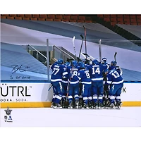 Photo dédicacée de Brayden Point (Tampa Bay Lightning) - 40,6 x 50,8 cm (16 x 20 pouces) célébrant le but vainqueur en prolongation (5 OT GWG) avec inscription
