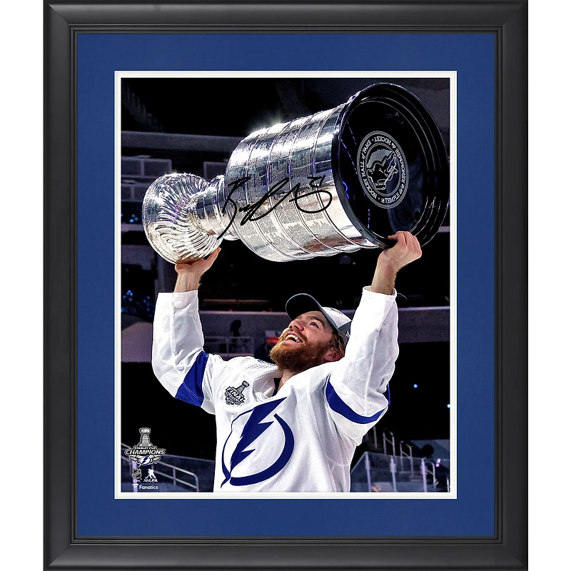 Photographie encadrée autographiée de 16" x 20" de Brayden Point, champion de la Coupe Stanley 2020, soulevant la Coupe
